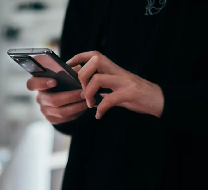Покупатель оплачивает заказ в интернет-магазине со смартфона